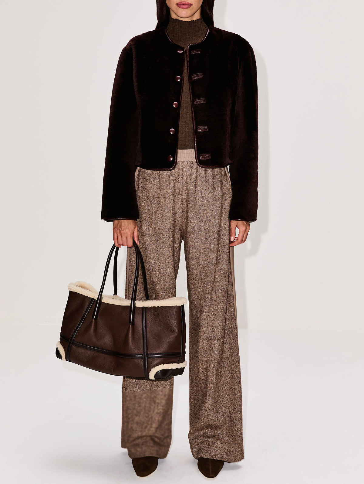 Pinacoteca Aviator Bag,BOTTEGA VENETA,LIGHT BROWN/TEDDY/FONDANT,Image 2